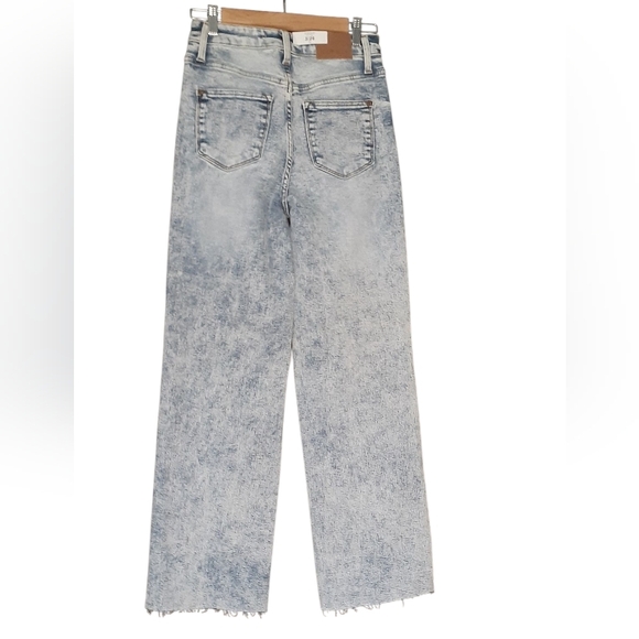 Judy Blue NWT, Light Wash Straight Leg Jeans. Size 3/26 - Picture 2 of 10